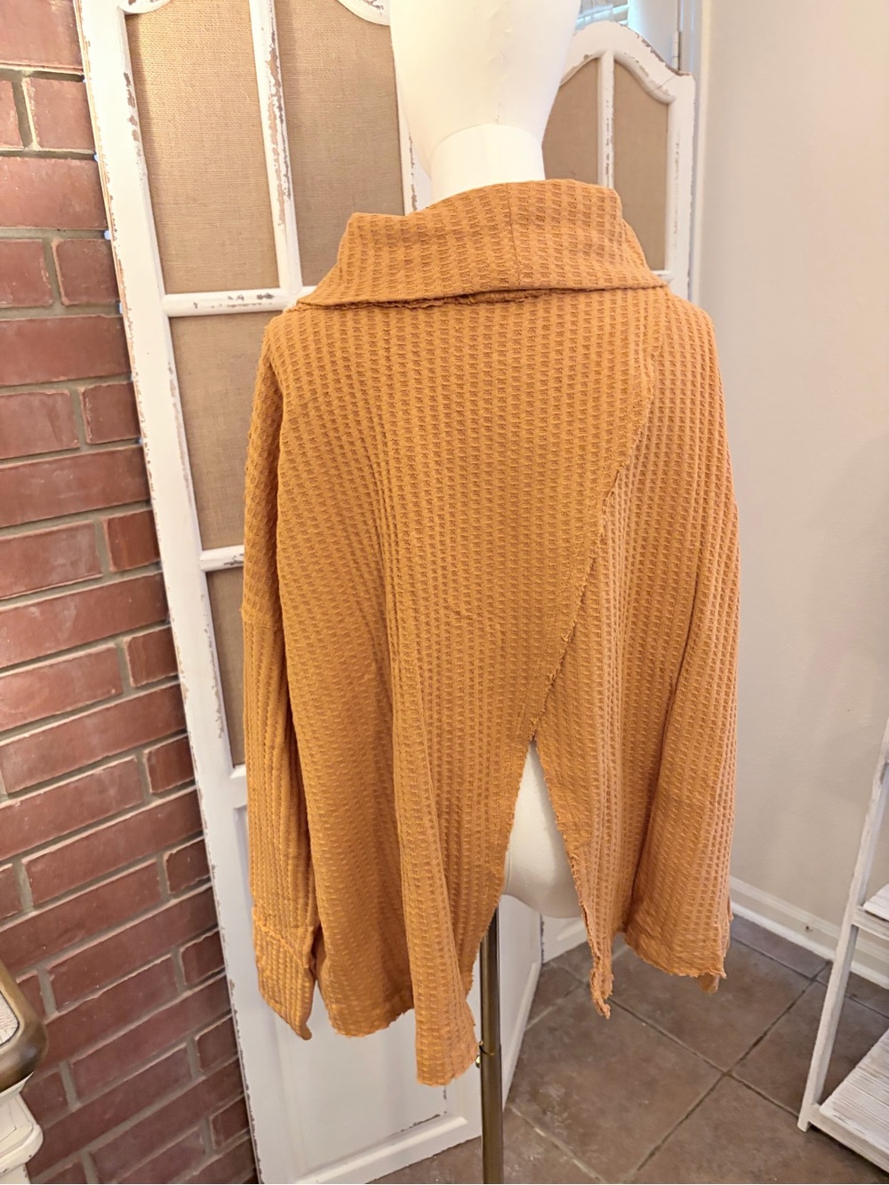 Free People Juicy Cowl Neck Waffle Thermal Top Canyon S/P Moon NWT - Picture 3 of 9